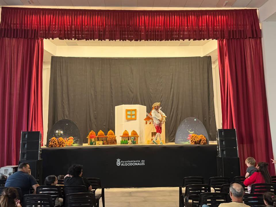 Éxito de los títeres en la Semana del Libro