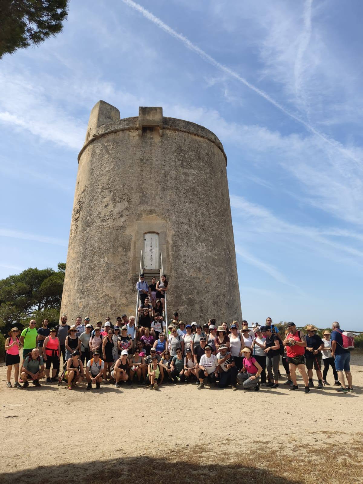 Éxito de participación en la ruta senderista por los acantilados de Barbate